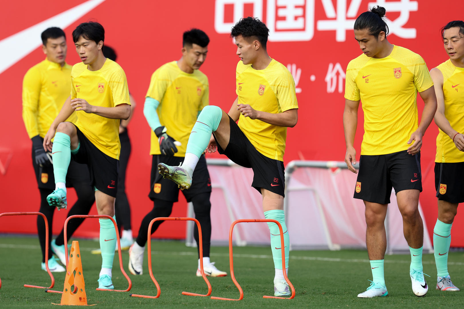 中国男足在深圳训练备战世预赛 图据视觉中国